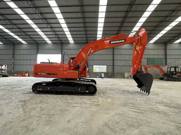 Used Digger Doosan DX225LC-9T Construction Machinery Construction Digger Used Doosan DX225LC-9T Cheap Excavator - Pásové rýpadlo: obrázok 4 Used Digger Doosan DX225LC-9T Construction Machinery Construction Digger Used Doosan DX225LC-9T Cheap Excavator - Pásové rýpadlo: obrázok 4