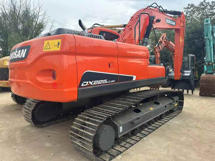 Used Excavator Doosan DX225LC-9 Excavators Mini Equipment Earth Moving Machinery Doosan Digger Excavator for Sale - Pásové rýpadlo: obrázok 3 Used Excavator Doosan DX225LC-9 Excavators Mini Equipment Earth Moving Machinery Doosan Digger Excavator for Sale - Pásové rýpadlo: obrázok 3