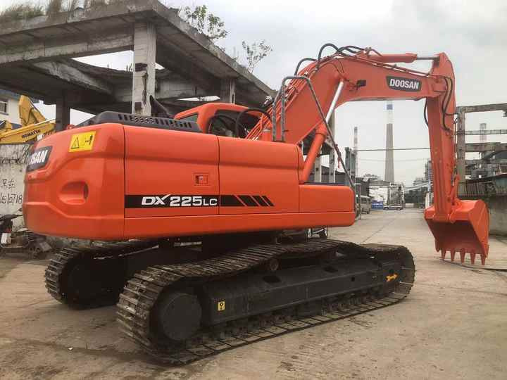 Used Excavator Doosan DX225LC Excavators Mini Equipment Earth Moving Machinery Doosan Digger Excavator for Sale - Pásové rýpadlo: obrázok 2 Used Excavator Doosan DX225LC Excavators Mini Equipment Earth Moving Machinery Doosan Digger Excavator for Sale - Pásové rýpadlo: obrázok 2