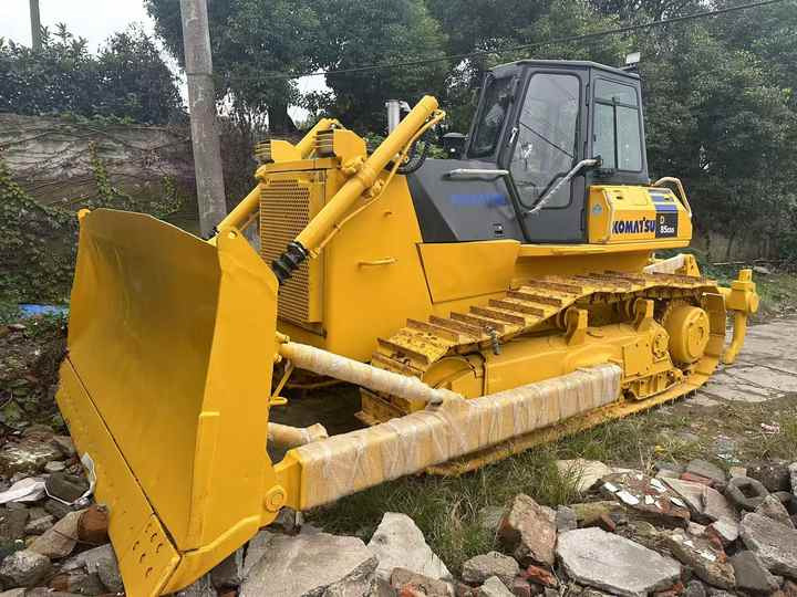 Used Japan Komatsu D85ESS Dozer with Ripper Komatsu D85 Crawler Bulldozer with Excellent Performance Low Price for Sale - Buldozér: obrázok 2 Used Japan Komatsu D85ESS Dozer with Ripper Komatsu D85 Crawler Bulldozer with Excellent Performance Low Price for Sale - Buldozér: obrázok 2