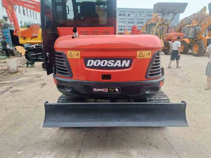 Used Mini Excavator DX55-9C Doosan Excavator 5 Tonnes High Performance Low Price for Sale Dh55 Dh60 Dx55 Dx60 in Stock - Mini rýpadlo: obrázok 4 Used Mini Excavator DX55-9C Doosan Excavator 5 Tonnes High Performance Low Price for Sale Dh55 Dh60 Dx55 Dx60 in Stock - Mini rýpadlo: obrázok 4