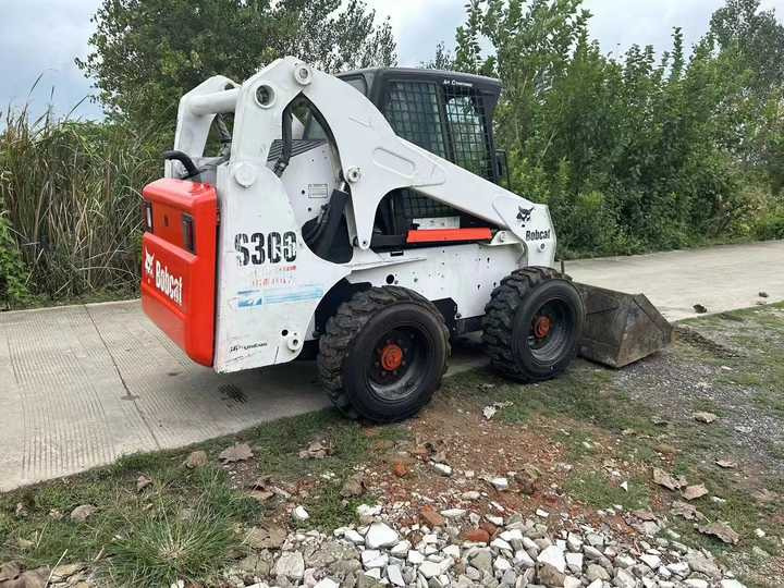 Very Good Machine Used Skid Wheel Loader Bobcat S300 for Sale - Šmykom riadený nakladač: obrázok 2 Very Good Machine Used Skid Wheel Loader Bobcat S300 for Sale - Šmykom riadený nakladač: obrázok 2