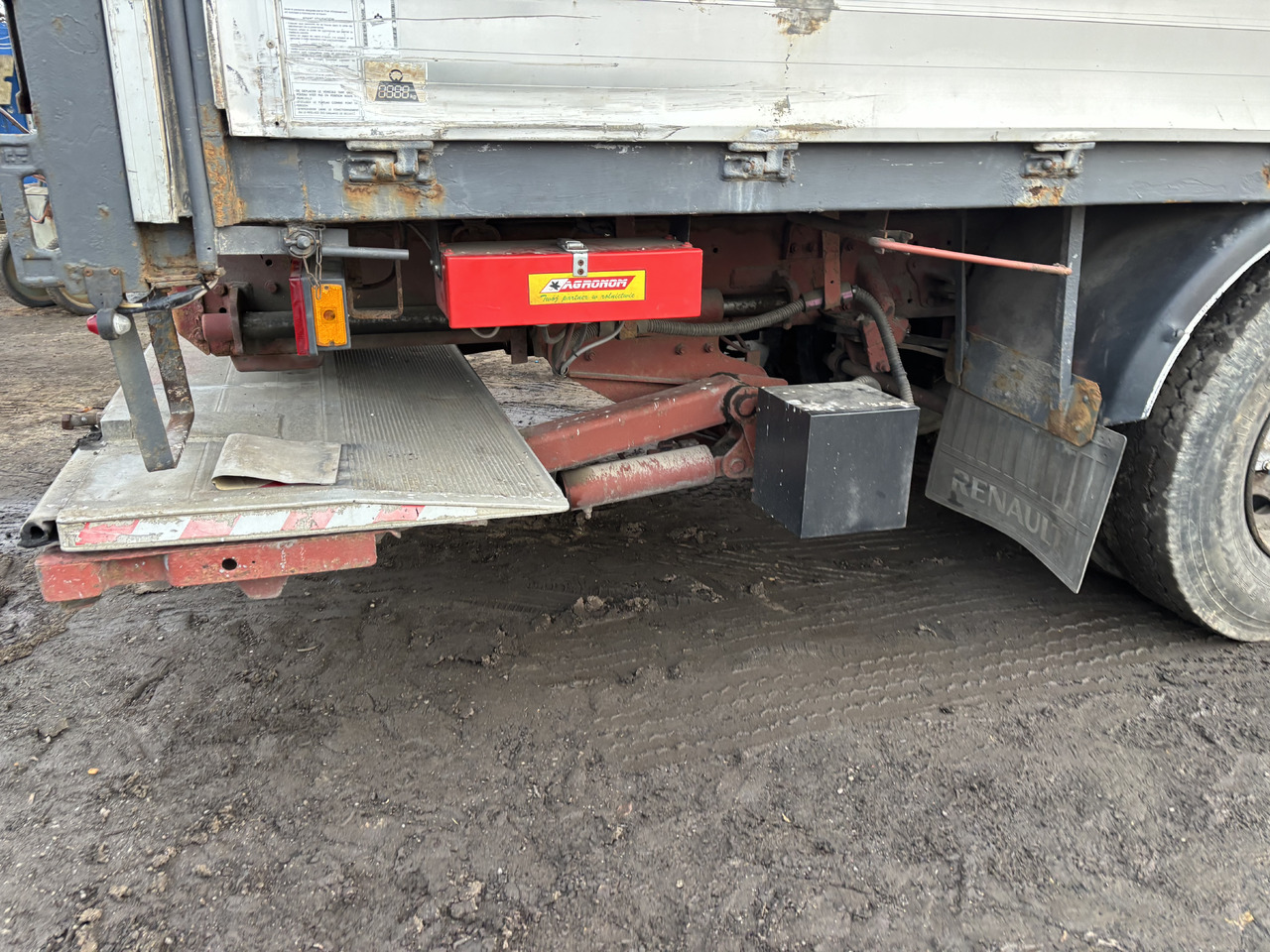 RENAULT Premium 260 - Plachtové nákladné vozidlo: obrázok 3 RENAULT Premium 260 - Plachtové nákladné vozidlo: obrázok 3