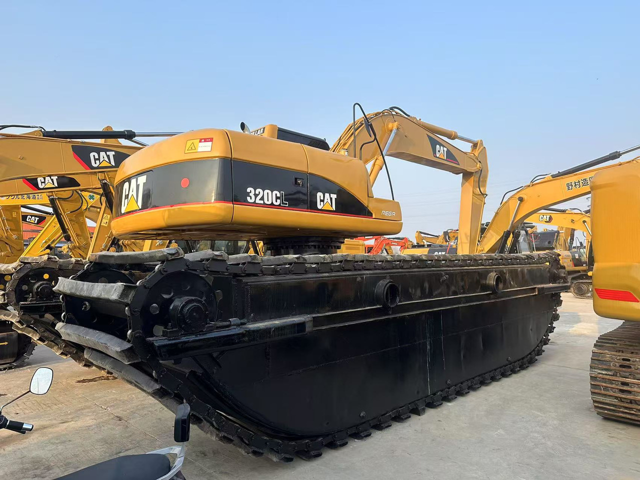 CATERPILLAR 320C - Plovoucí rýpadlo: obrázok 1 CATERPILLAR 320C - Plovoucí rýpadlo: obrázok 1