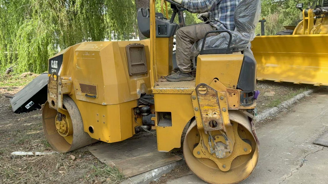 CATERPILLAR CB24B - Cestný valec: obrázok 1 CATERPILLAR CB24B - Cestný valec: obrázok 1