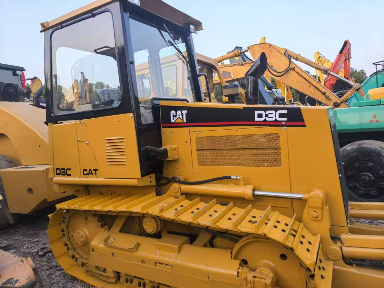 CATERPILLAR D3C - Buldozér: obrázok 3 CATERPILLAR D3C - Buldozér: obrázok 3