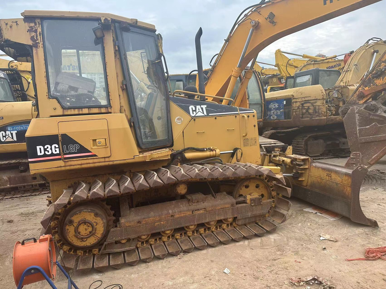 CATERPILLAR D3G - Buldozér: obrázok 2 CATERPILLAR D3G - Buldozér: obrázok 2