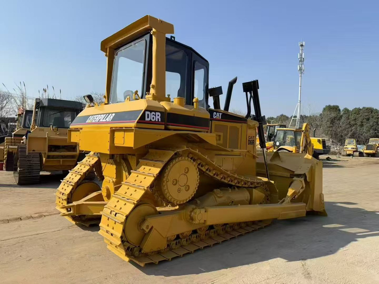 CATERPILLAR D6R - Buldozér: obrázok 1 CATERPILLAR D6R - Buldozér: obrázok 1