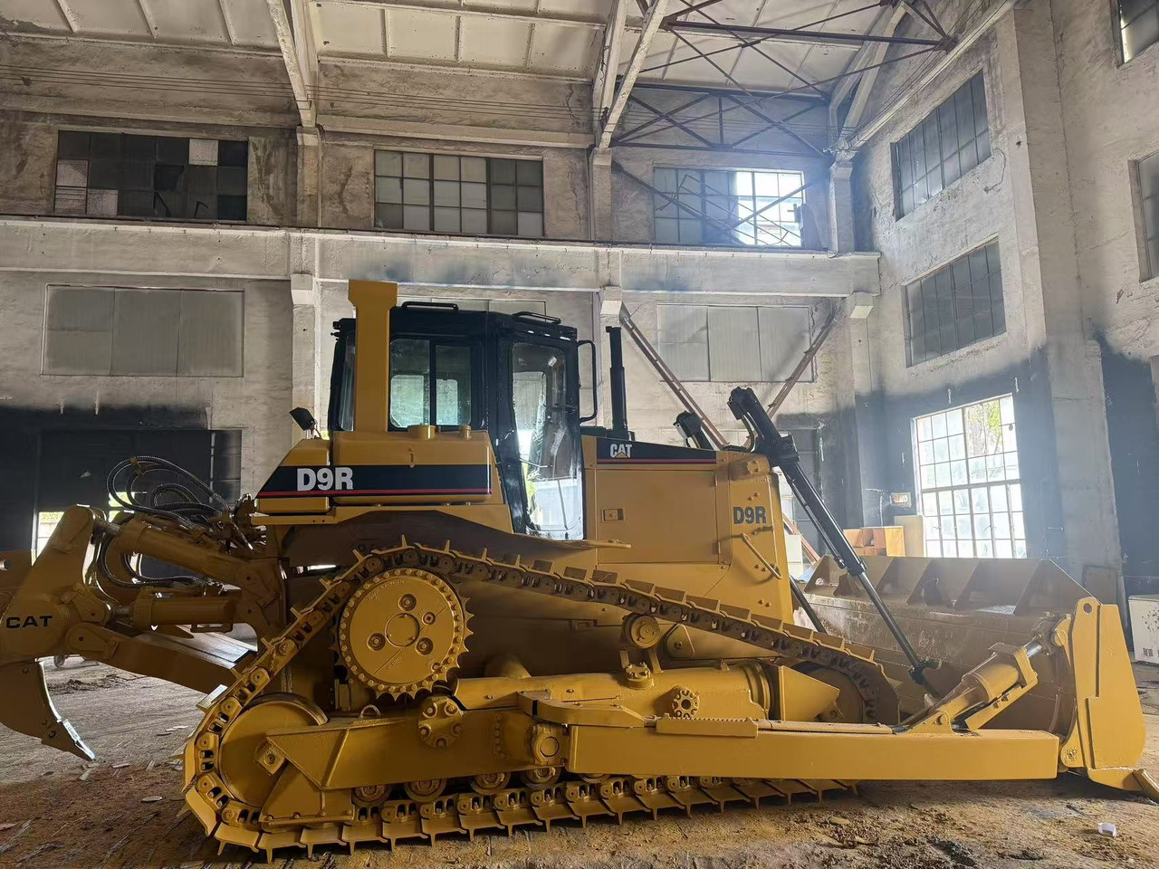 CATERPILLAR D9R - Buldozér: obrázok 2 CATERPILLAR D9R - Buldozér: obrázok 2