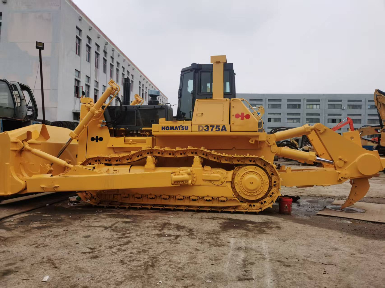 KOMATSU D375 - Buldozér: obrázok 3 KOMATSU D375 - Buldozér: obrázok 3