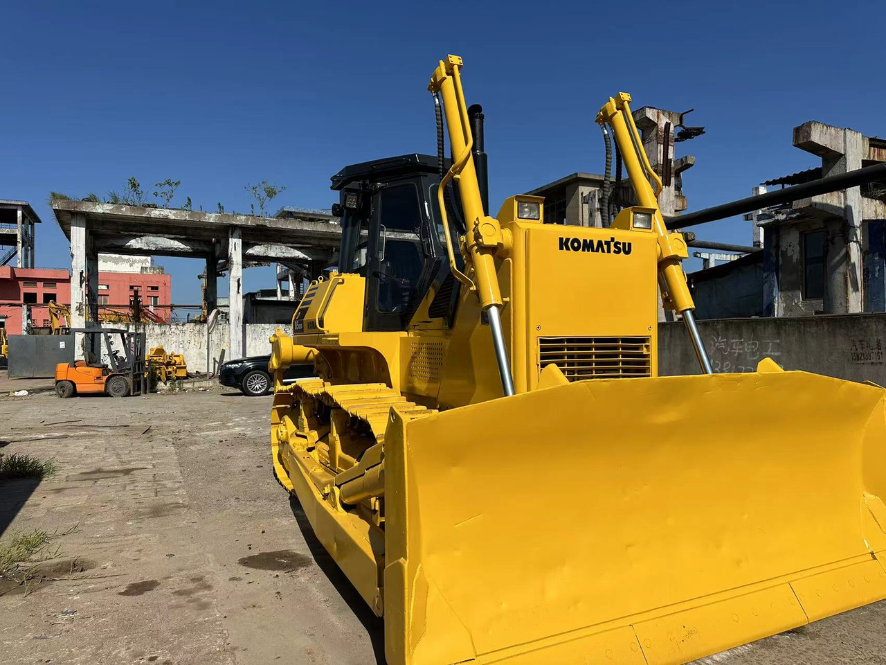 KOMATSU D85ESS - Buldozér: obrázok 3 KOMATSU D85ESS - Buldozér: obrázok 3