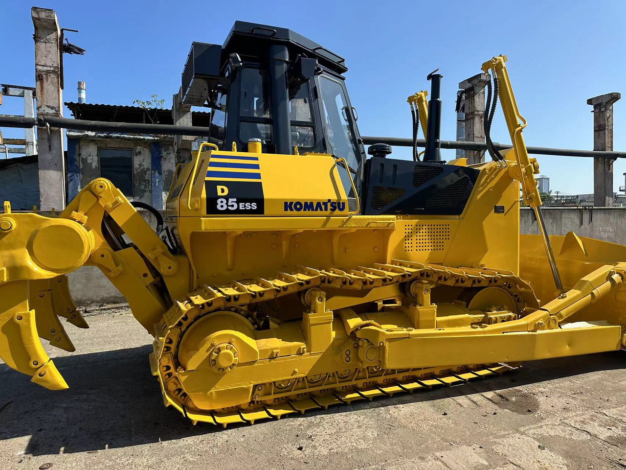 KOMATSU D85ESS - Buldozér: obrázok 2 KOMATSU D85ESS - Buldozér: obrázok 2
