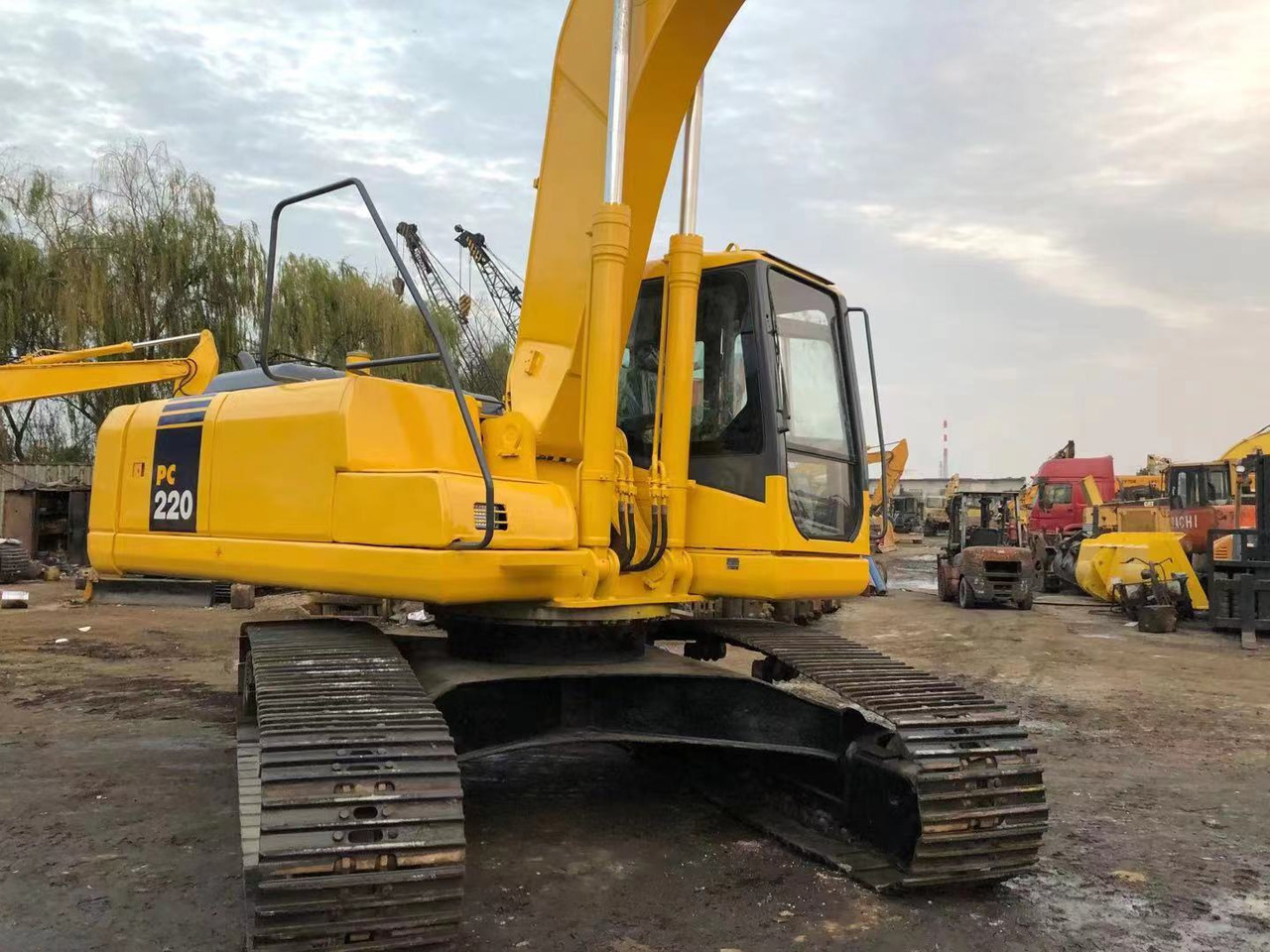 KOMATSU PC220-7 - Pásové rýpadlo: obrázok 4 KOMATSU PC220-7 - Pásové rýpadlo: obrázok 4