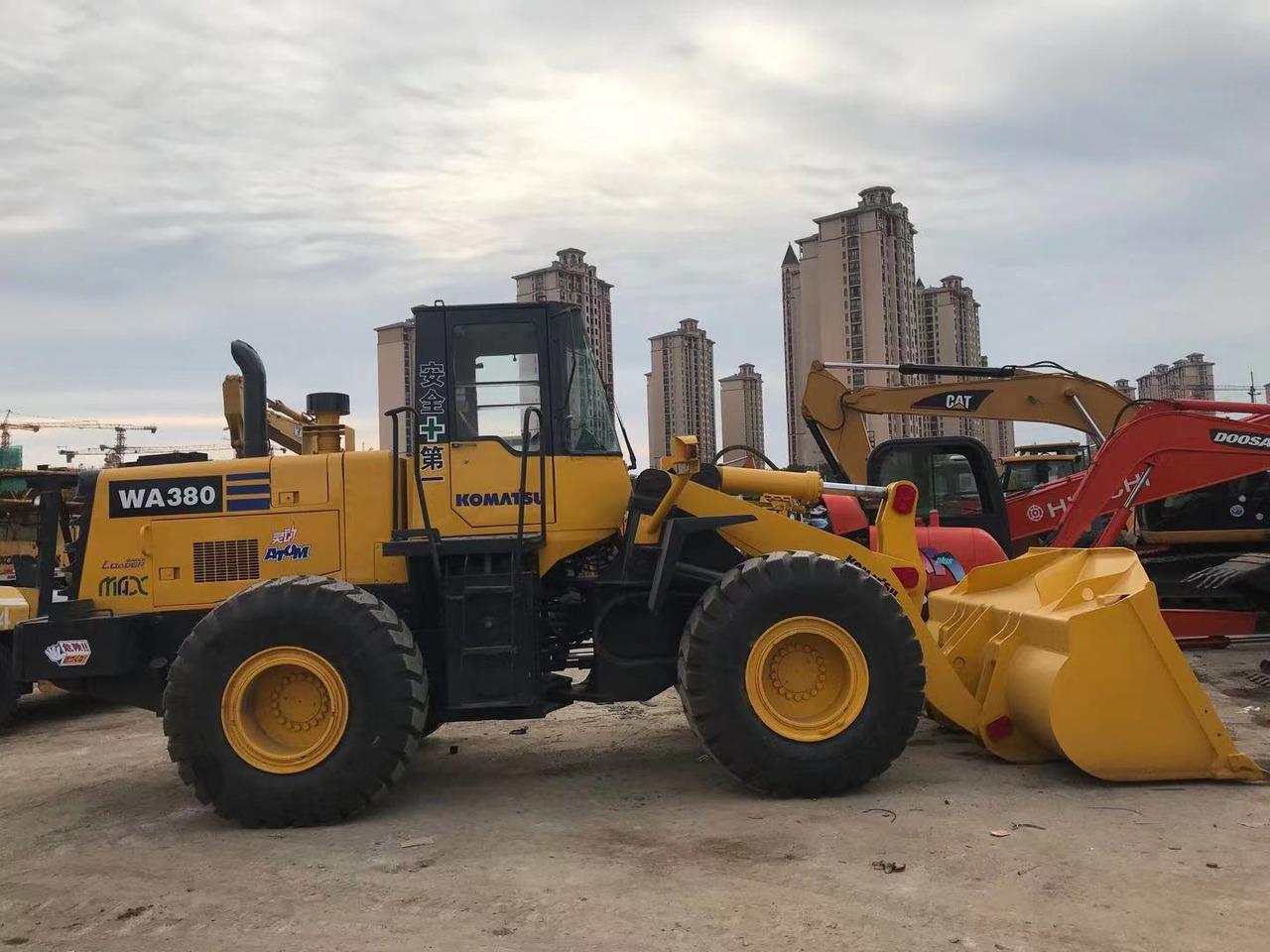 KOMATSU WA380-3 - Kolesový nakladač: obrázok 3 KOMATSU WA380-3 - Kolesový nakladač: obrázok 3