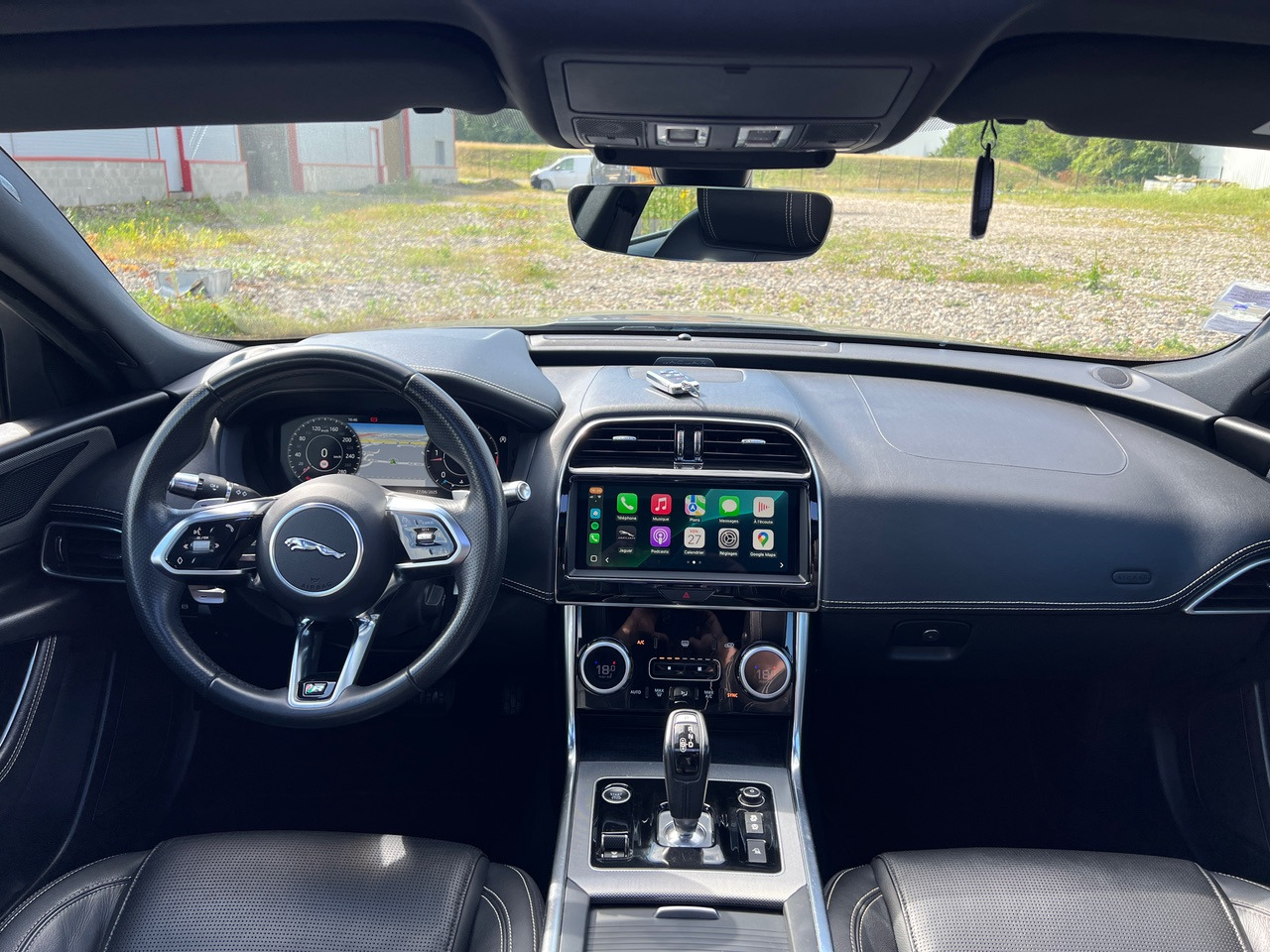 JAGUAR XE 20MY SE R-DYN. 2.0L D 180 BVA8 Cockpit PANO - Sedan: obrázok 3 JAGUAR XE 20MY SE R-DYN. 2.0L D 180 BVA8 Cockpit PANO - Sedan: obrázok 3