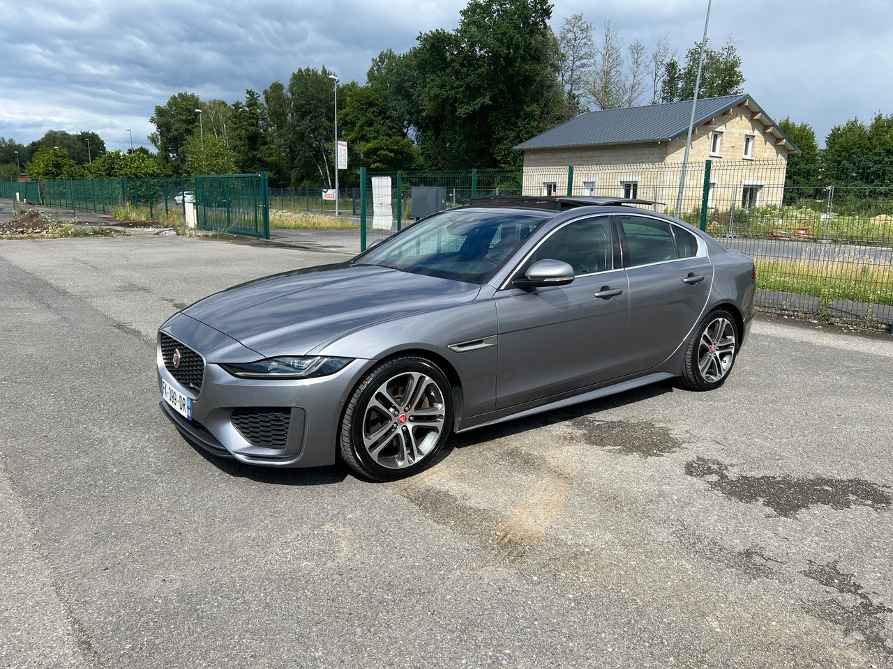 JAGUAR XE 20MY SE R-DYN. 2.0L D 180 BVA8 Cockpit PANO - Sedan: obrázok 1 JAGUAR XE 20MY SE R-DYN. 2.0L D 180 BVA8 Cockpit PANO - Sedan: obrázok 1