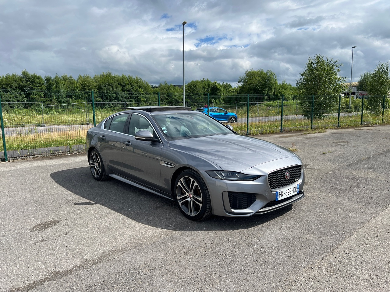 JAGUAR XE 20MY SE R-DYN. 2.0L D 180 BVA8 Cockpit PANO - Sedan: obrázok 4 JAGUAR XE 20MY SE R-DYN. 2.0L D 180 BVA8 Cockpit PANO - Sedan: obrázok 4
