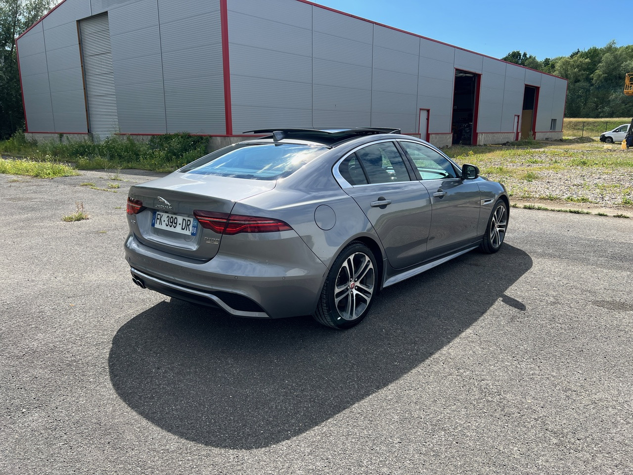 JAGUAR XE 20MY SE R-DYN. 2.0L D 180 BVA8 Cockpit PANO - Sedan: obrázok 2 JAGUAR XE 20MY SE R-DYN. 2.0L D 180 BVA8 Cockpit PANO - Sedan: obrázok 2
