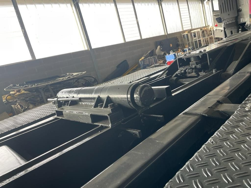 BLOCCAGGIO POSTERIORE INTERNO CON 2 PISTONI - Karoséria a exteriér pre Nákladné auto: obrázok 1 BLOCCAGGIO POSTERIORE INTERNO CON 2 PISTONI - Karoséria a exteriér pre Nákladné auto: obrázok 1