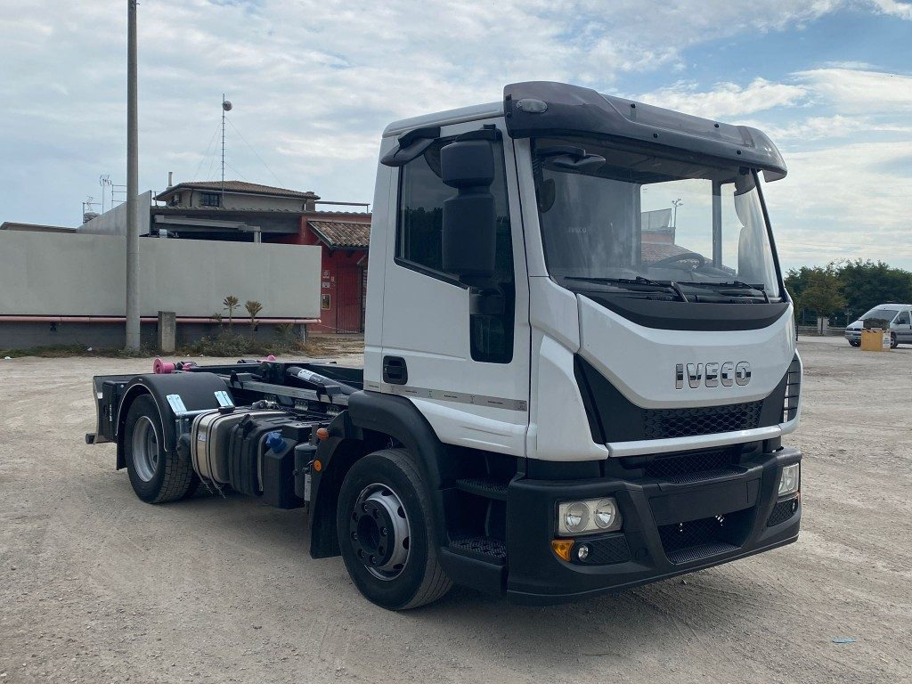 IVECO EUROCARGO 120E25 SCARRABILE - Hákový nosič kontajnerov: obrázok 2 IVECO EUROCARGO 120E25 SCARRABILE - Hákový nosič kontajnerov: obrázok 2