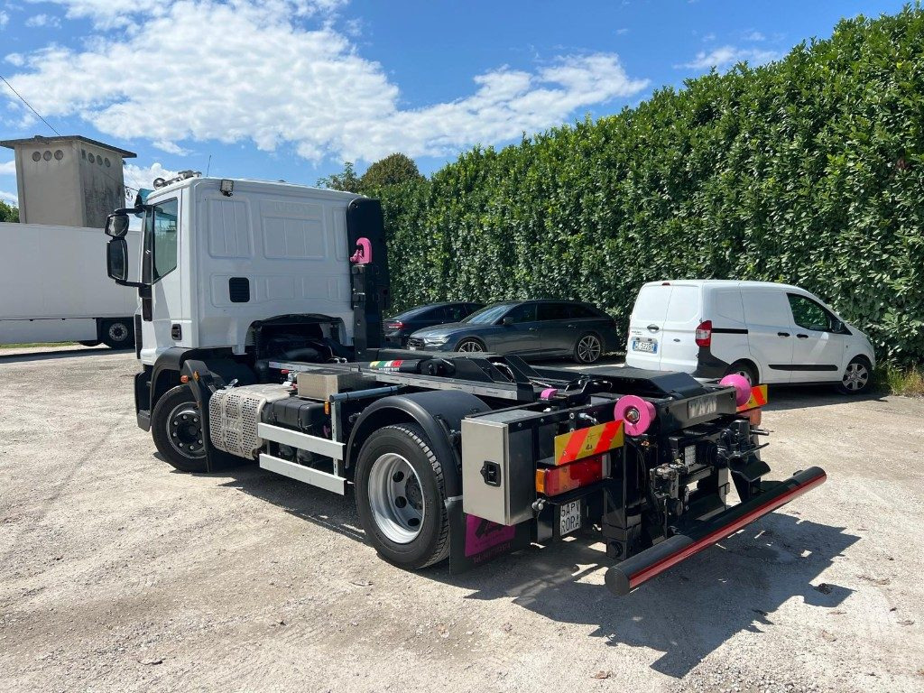IVECO EUROCARGO 120E28 CON SCARRABILE NUOVO - Hákový nosič kontajnerov: obrázok 3 IVECO EUROCARGO 120E28 CON SCARRABILE NUOVO - Hákový nosič kontajnerov: obrázok 3