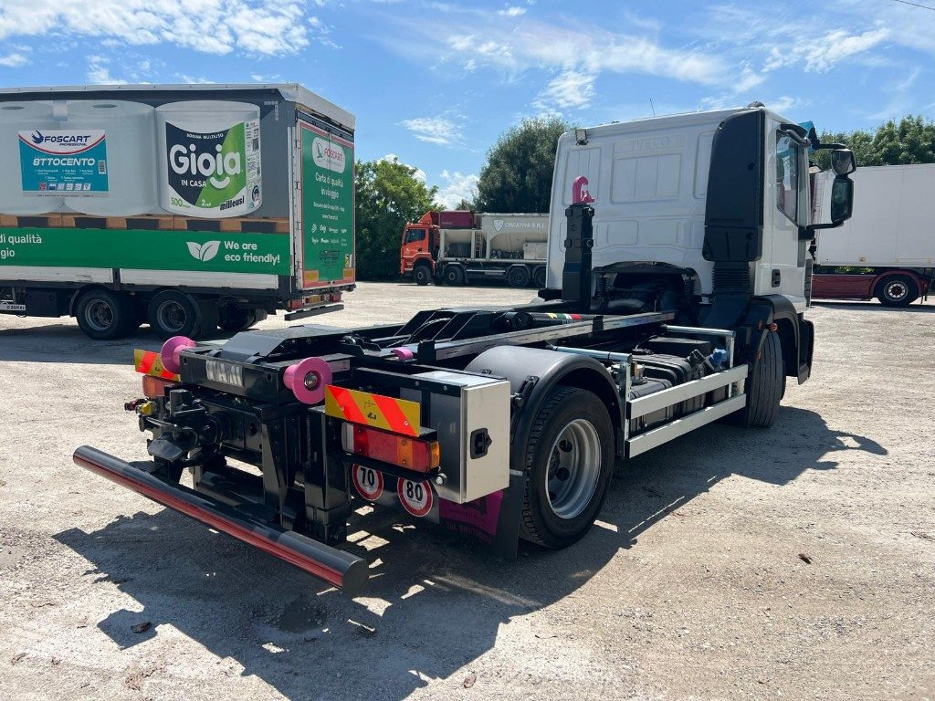 IVECO EUROCARGO 120E28 CON SCARRABILE NUOVO - Hákový nosič kontajnerov: obrázok 5 IVECO EUROCARGO 120E28 CON SCARRABILE NUOVO - Hákový nosič kontajnerov: obrázok 5