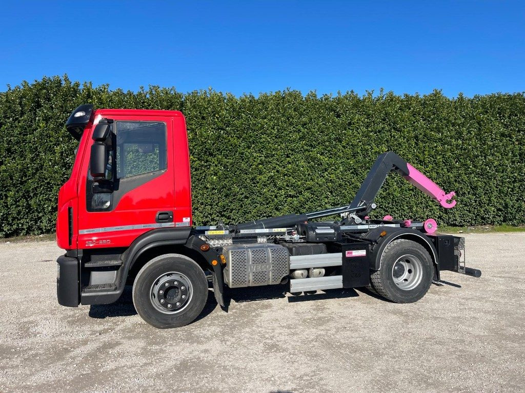 IVECO EUROCARGO 160E SCARRABILE - Hákový nosič kontajnerov: obrázok 2 IVECO EUROCARGO 160E SCARRABILE - Hákový nosič kontajnerov: obrázok 2