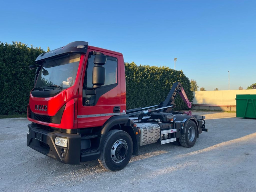 IVECO EUROCARGO 160E32 CON SCARRABILE NUOVO - Hákový nosič kontajnerov: obrázok 1 IVECO EUROCARGO 160E32 CON SCARRABILE NUOVO - Hákový nosič kontajnerov: obrázok 1