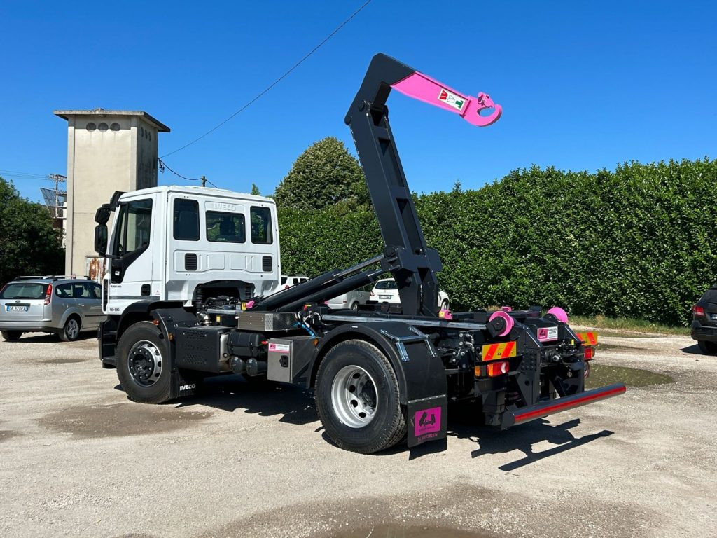 IVECO EUROCARGO 180E32K NUOVO SCARRABILE - Hákový nosič kontajnerov: obrázok 4 IVECO EUROCARGO 180E32K NUOVO SCARRABILE - Hákový nosič kontajnerov: obrázok 4