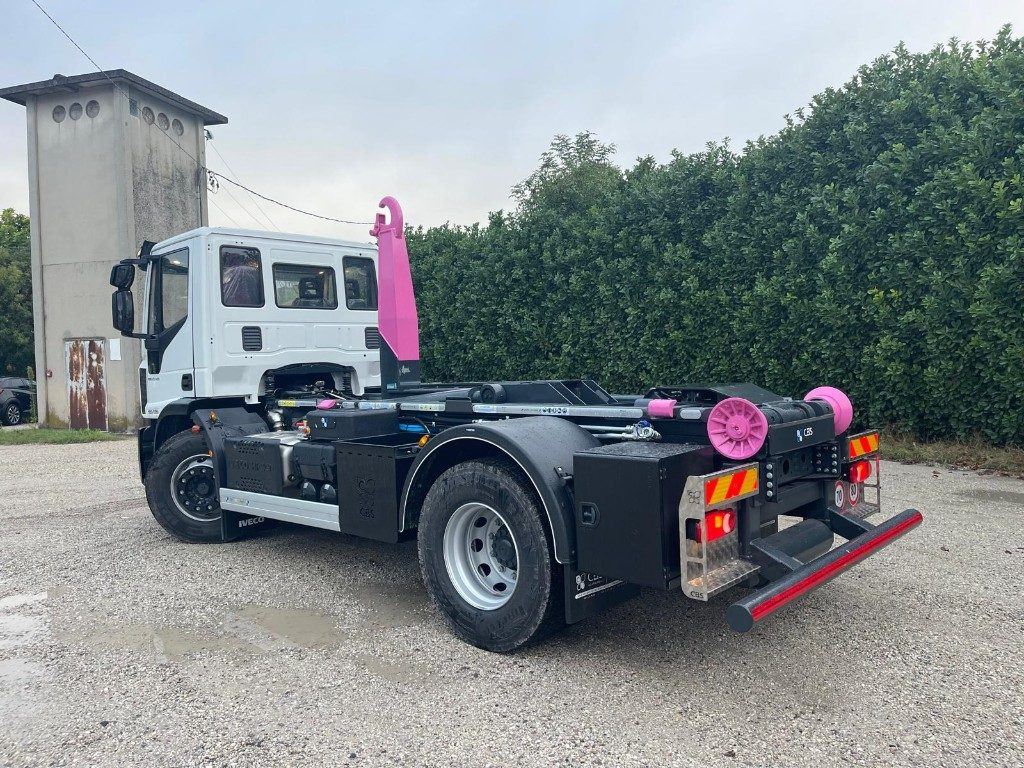 IVECO EUROCARGO 180K32 SCARRABILE NUOVO - Hákový nosič kontajnerov: obrázok 3 IVECO EUROCARGO 180K32 SCARRABILE NUOVO - Hákový nosič kontajnerov: obrázok 3