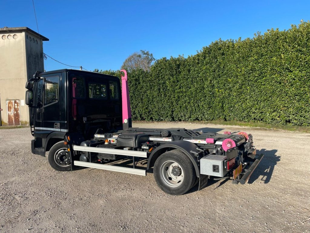 IVECO EUROCARGO 75E18 CON SCARRABILE NUOVO - Hákový nosič kontajnerov: obrázok 4 IVECO EUROCARGO 75E18 CON SCARRABILE NUOVO - Hákový nosič kontajnerov: obrázok 4