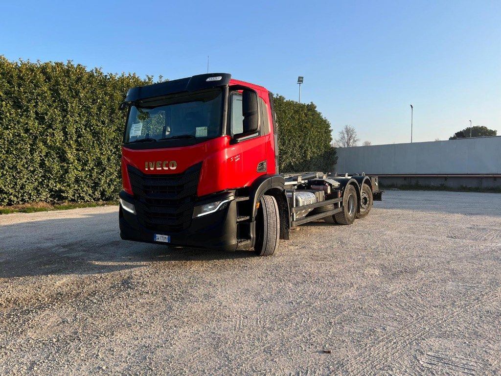 IVECO X-WAY AD260 NUOVO TARGATO SCARRABILE - Hákový nosič kontajnerov: obrázok 1 IVECO X-WAY AD260 NUOVO TARGATO SCARRABILE - Hákový nosič kontajnerov: obrázok 1