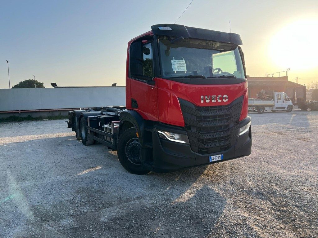 IVECO X-WAY AD260 NUOVO TARGATO SCARRABILE - Hákový nosič kontajnerov: obrázok 2 IVECO X-WAY AD260 NUOVO TARGATO SCARRABILE - Hákový nosič kontajnerov: obrázok 2