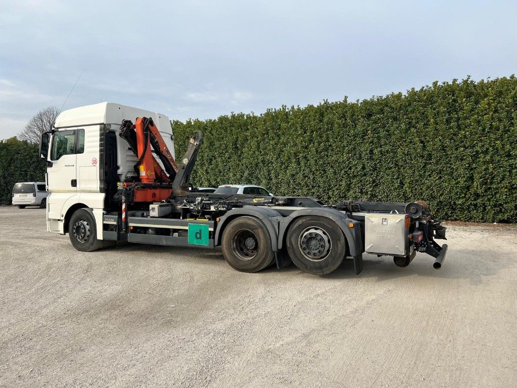 MAN TGX 26.480 SCARRABILE CON GRU DIETRO CABINA - Hákový nosič kontajnerov: obrázok 4 MAN TGX 26.480 SCARRABILE CON GRU DIETRO CABINA - Hákový nosič kontajnerov: obrázok 4
