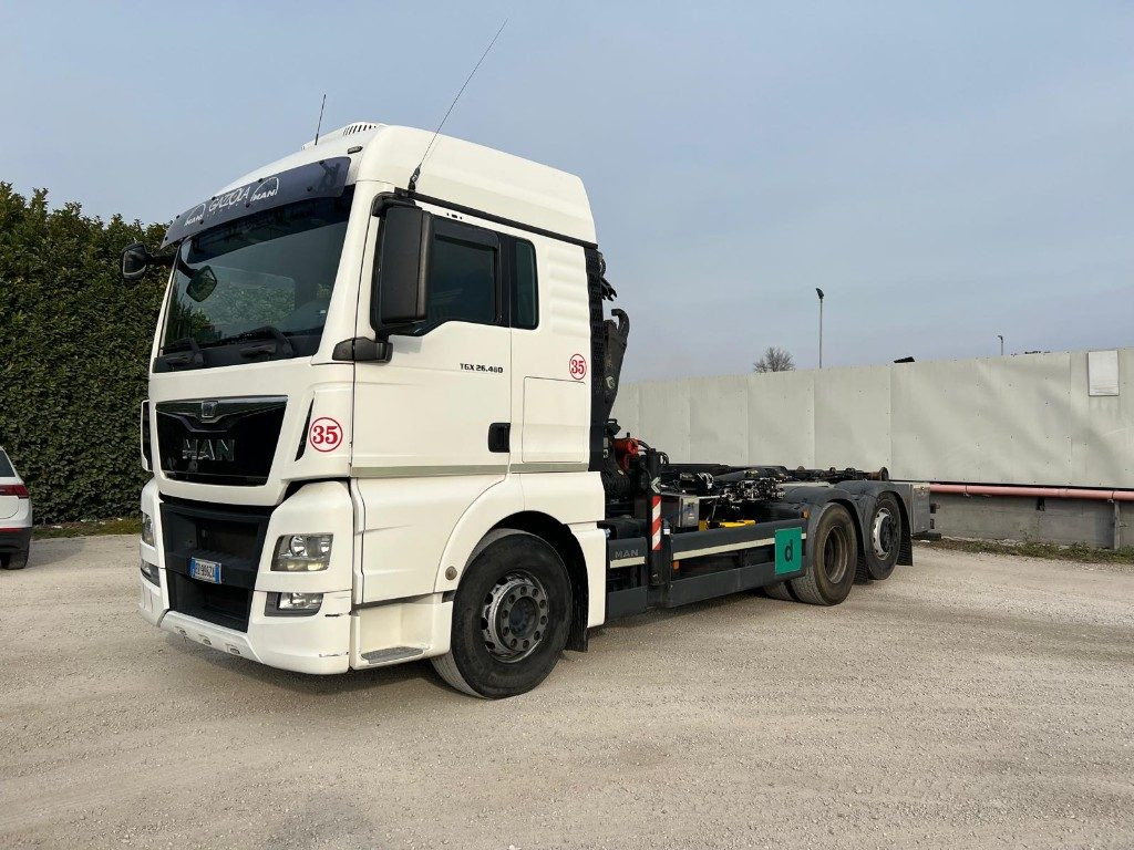 MAN TGX 26.480 SCARRABILE CON GRU DIETRO CABINA - Hákový nosič kontajnerov: obrázok 1 MAN TGX 26.480 SCARRABILE CON GRU DIETRO CABINA - Hákový nosič kontajnerov: obrázok 1