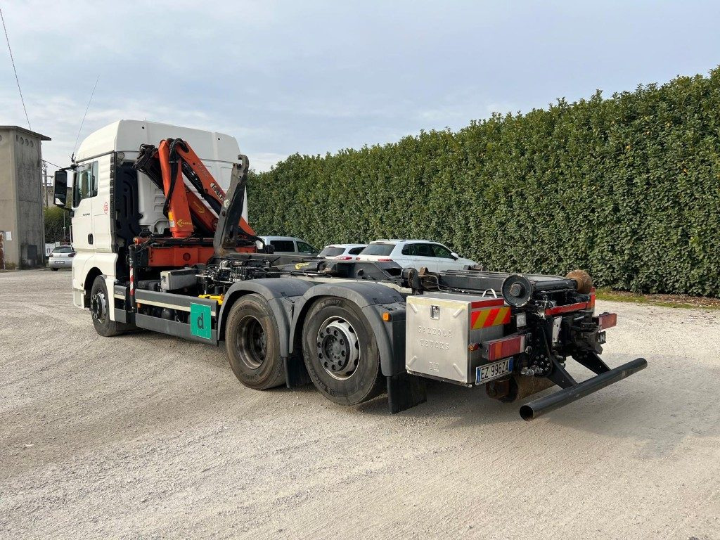 MAN TGX 26.480 SCARRABILE CON GRU DIETRO CABINA - Hákový nosič kontajnerov: obrázok 5 MAN TGX 26.480 SCARRABILE CON GRU DIETRO CABINA - Hákový nosič kontajnerov: obrázok 5