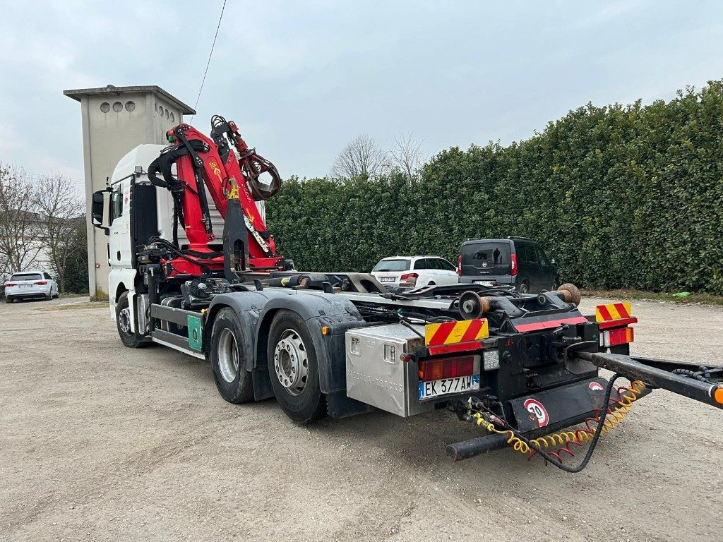 MAN TGX 26.480 SCARRABILE CON GRU - Hákový nosič kontajnerov: obrázok 5 MAN TGX 26.480 SCARRABILE CON GRU - Hákový nosič kontajnerov: obrázok 5