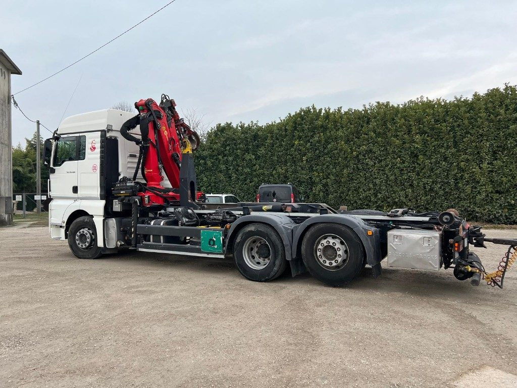 MAN TGX 26.480 SCARRABILE CON GRU - Hákový nosič kontajnerov: obrázok 4 MAN TGX 26.480 SCARRABILE CON GRU - Hákový nosič kontajnerov: obrázok 4