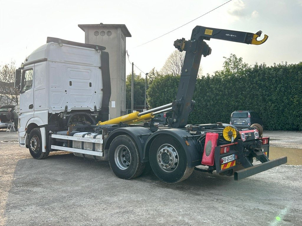 MERCEDES ACTROS 25.51 SCARRABILE - Hákový nosič kontajnerov: obrázok 4 MERCEDES ACTROS 25.51 SCARRABILE - Hákový nosič kontajnerov: obrázok 4