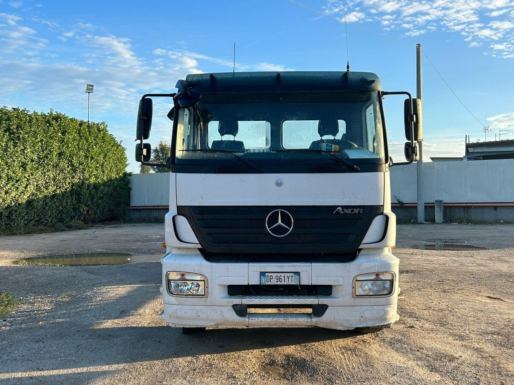 MERCEDES-BENZ MERCEDES 2533 SCARRABILE - Hákový nosič kontajnerov: obrázok 2 MERCEDES-BENZ MERCEDES 2533 SCARRABILE - Hákový nosič kontajnerov: obrázok 2