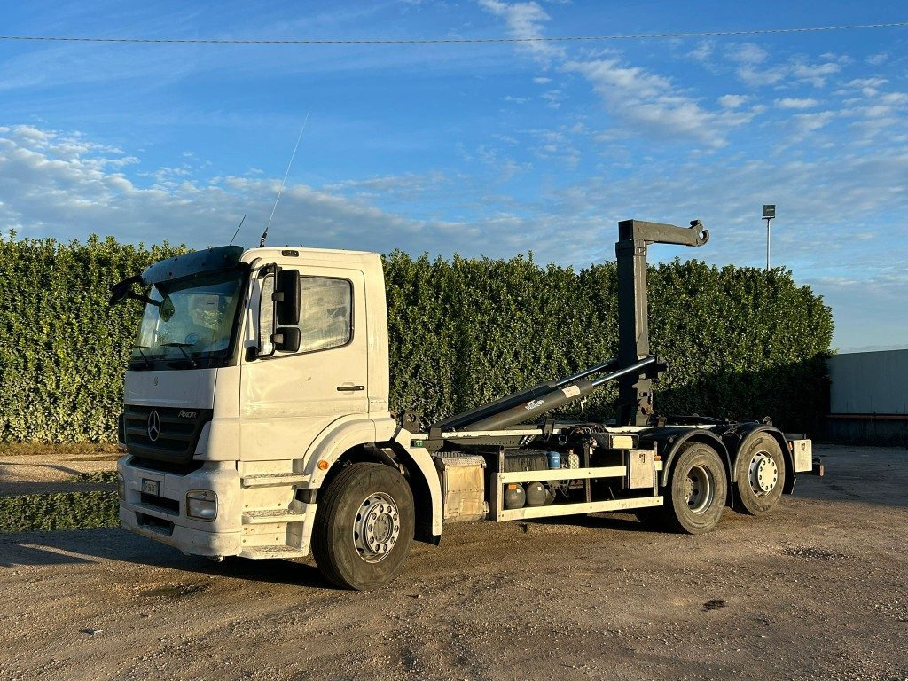 MERCEDES-BENZ MERCEDES 2533 SCARRABILE - Hákový nosič kontajnerov: obrázok 1 MERCEDES-BENZ MERCEDES 2533 SCARRABILE - Hákový nosič kontajnerov: obrázok 1