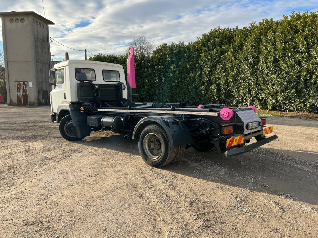 NISSAN 130/115 SCARRABILE - Hákový nosič kontajnerov: obrázok 3 NISSAN 130/115 SCARRABILE - Hákový nosič kontajnerov: obrázok 3