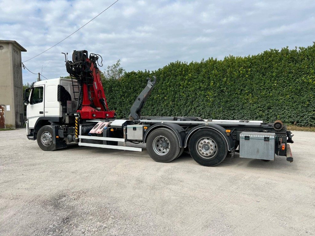 VOLVO FM11.450 SCARRABILE CON GRU - Hákový nosič kontajnerov: obrázok 2 VOLVO FM11.450 SCARRABILE CON GRU - Hákový nosič kontajnerov: obrázok 2