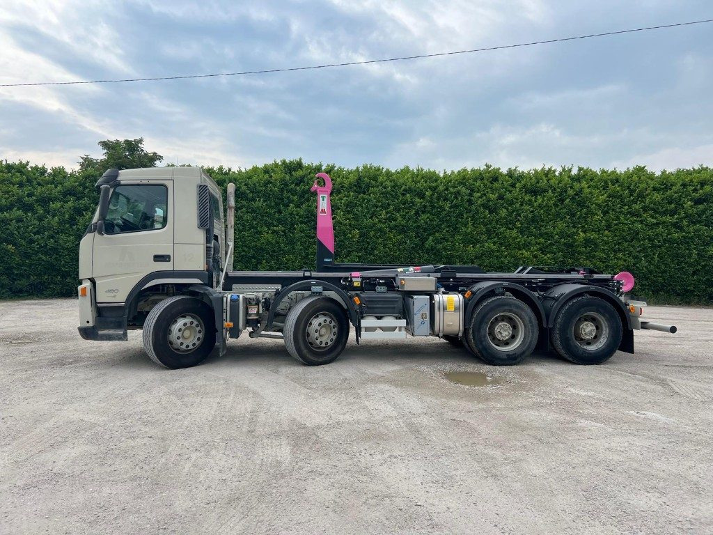 VOLVO FM480 SCARRABILE 8X4 - Hákový nosič kontajnerov: obrázok 2 VOLVO FM480 SCARRABILE 8X4 - Hákový nosič kontajnerov: obrázok 2