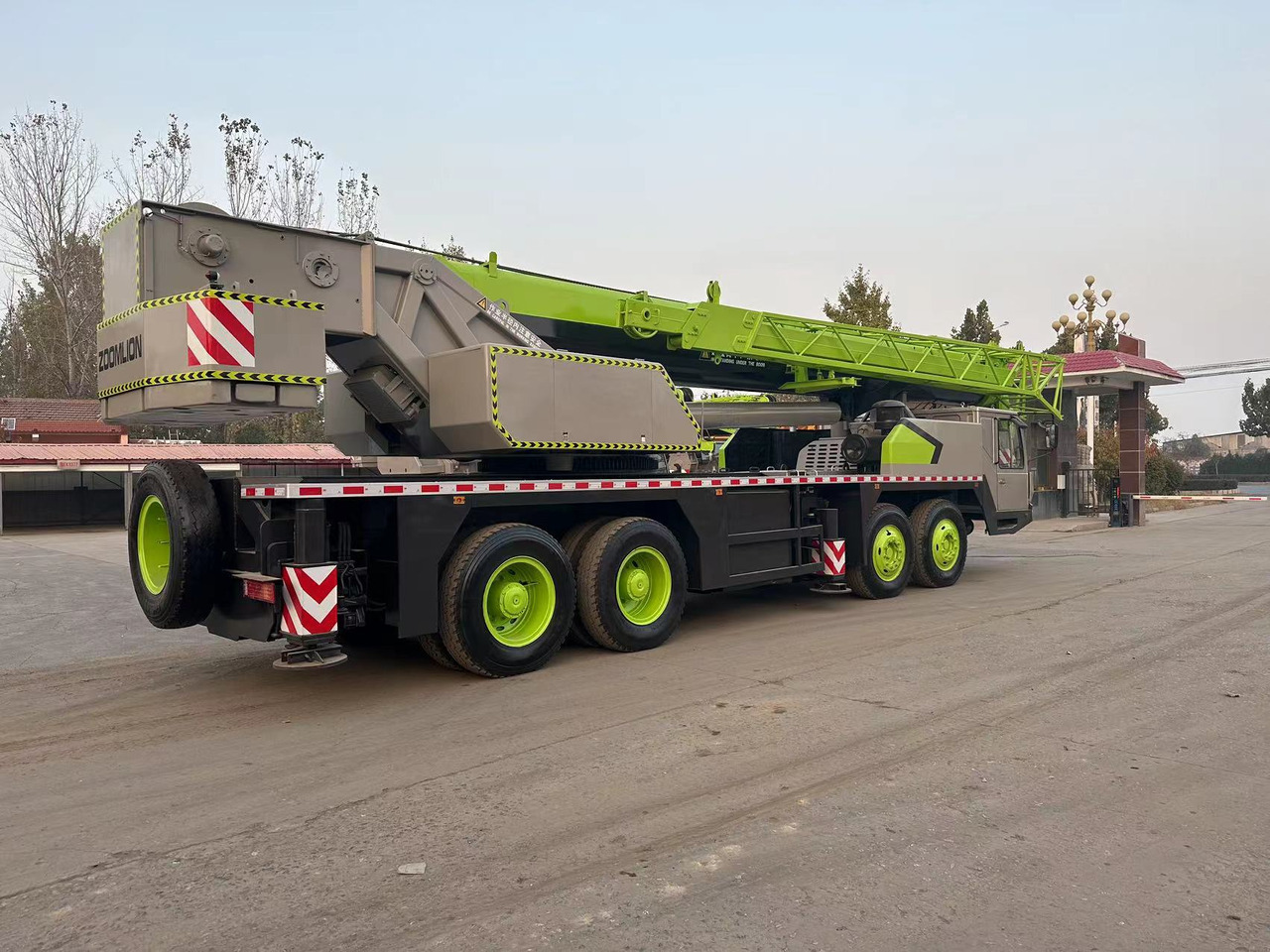 ZOOMLION QY70V ZTC700V 70 ton 50 ton 60 ton 80 ton 90 ton 100 ton truck crane - Autožeriav: obrázok 4 ZOOMLION QY70V ZTC700V 70 ton 50 ton 60 ton 80 ton 90 ton 100 ton truck crane - Autožeriav: obrázok 4