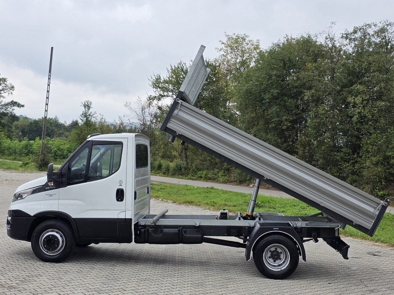 IVECO Daily 70c-17 Wywrotka 3.80 M ! Kiper 3-Stronny ! Klima ! 3.0 HPI * 170 Hp ! Super Stan ! Z Włoch ! - Dodávka sklápač: obrázok 4 IVECO Daily 70c-17 Wywrotka 3.80 M ! Kiper 3-Stronny ! Klima ! 3.0 HPI * 170 Hp ! Super Stan ! Z Włoch ! - Dodávka sklápač: obrázok 4