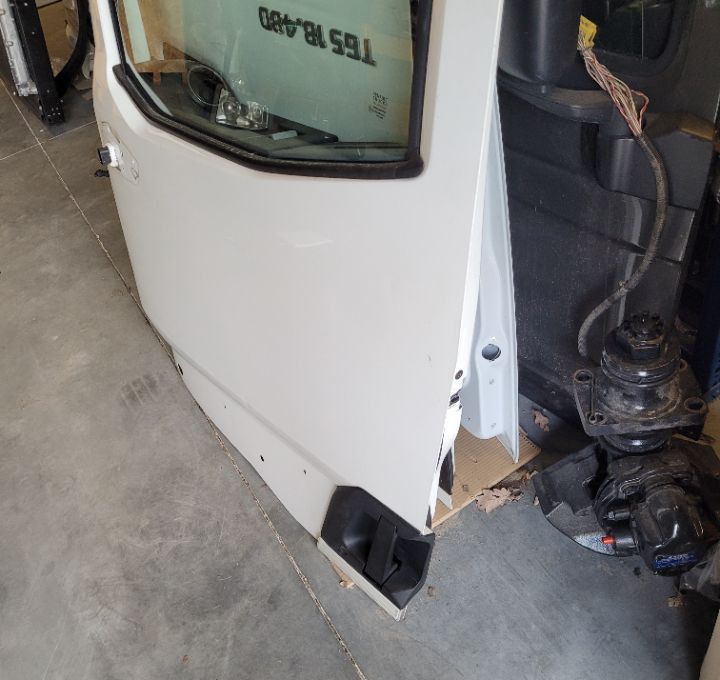 DRZWI LEWE RENAULT RANGE T GAMA - Dvere a diely pre Nákladné auto: obrázok 2 DRZWI LEWE RENAULT RANGE T GAMA - Dvere a diely pre Nákladné auto: obrázok 2