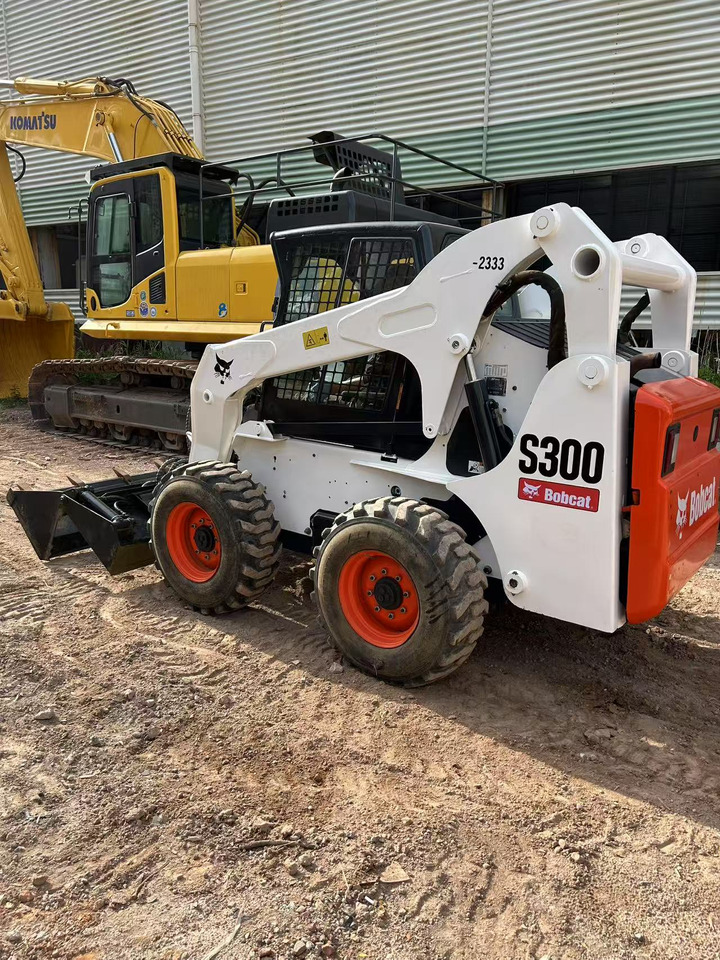 BOBCAT BOBCAT Skid Steer Loader S300 - Šmykom riadený nakladač: obrázok 4 BOBCAT BOBCAT Skid Steer Loader S300 - Šmykom riadený nakladač: obrázok 4