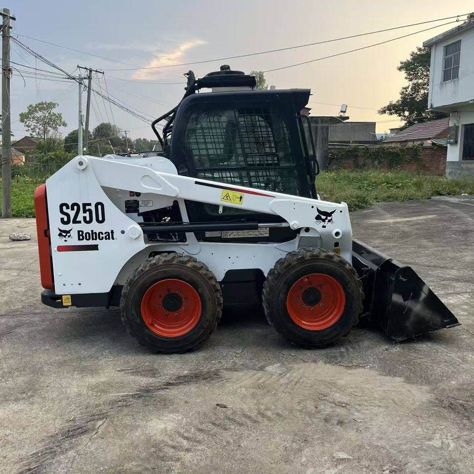 BOBCAT Skid Steer Loader S250 New Condition Hours True - Šmykom riadený nakladač: obrázok 2 BOBCAT Skid Steer Loader S250 New Condition Hours True - Šmykom riadený nakladač: obrázok 2