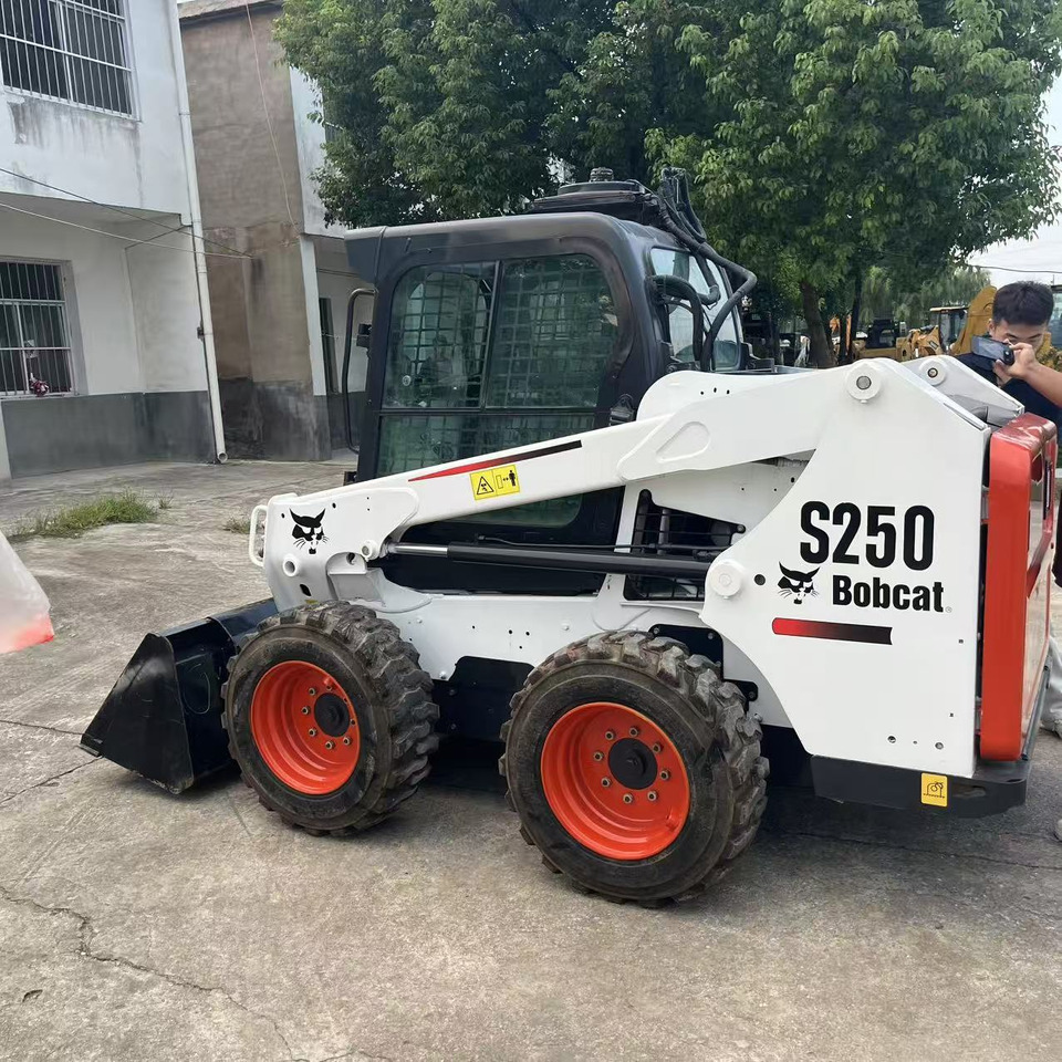 BOBCAT Skid Steer Loader S250 New Condition Hours True - Šmykom riadený nakladač: obrázok 4 BOBCAT Skid Steer Loader S250 New Condition Hours True - Šmykom riadený nakladač: obrázok 4